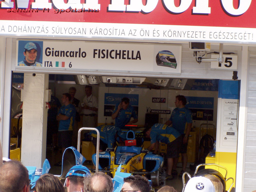 Giancarlo Fisichella autjt szerelik a Renaultnl