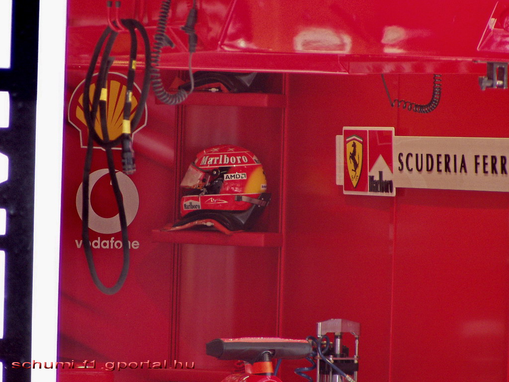 Ferrari box, a polcon Schumi sisakja