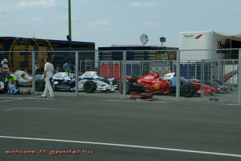 Kimi Rikknen Ferrarija, Lewis Hamilton McLarenje, a kt BMW s Heikki Kovalainen Renaultja