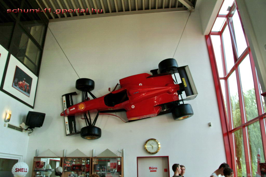 Egy Ferrari F310-es a falon, 1996-bl